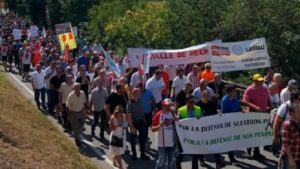 Histórica manifestación de la España vaciada contra la presencia del oso y del lobo en el Pirineo