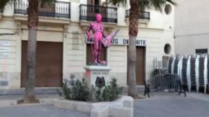 Condena histórica para tres animalistas por atentar contra la escultura de Enrique Ponce en Valencia