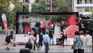 Animalistas atacan un camión que promocionaba el consumo de jamón en San Sebastián