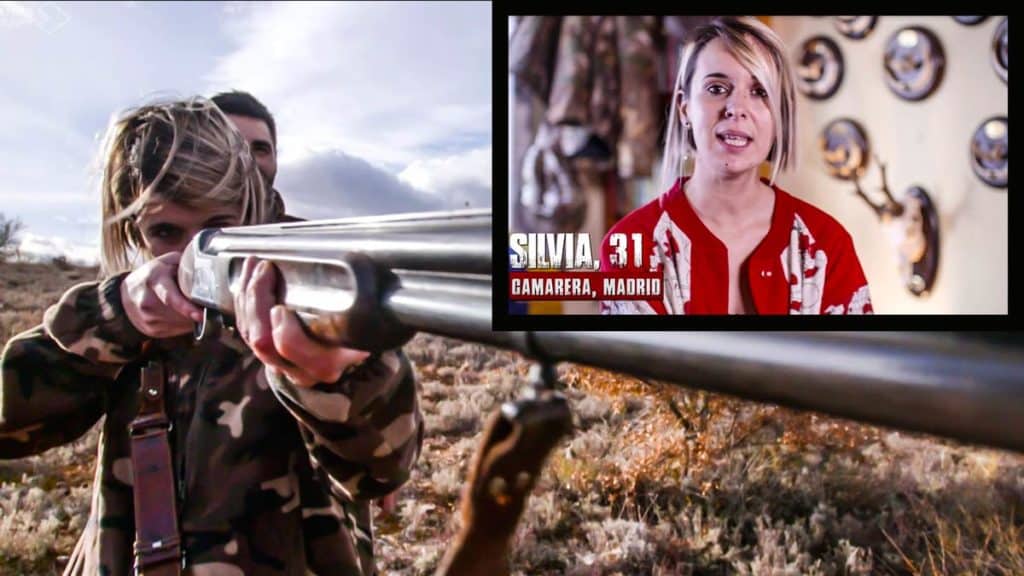 Dos imágenes de Silvia, la cazadora en el programa. @Atresmedia