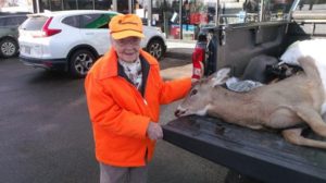 Una mujer caza su primer ciervo ¡a los 104 años!