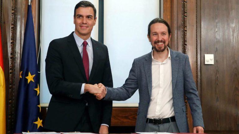 Pedro Sánchez y Pablo Iglesias durante la firma de su acuerdo de Gobierno.