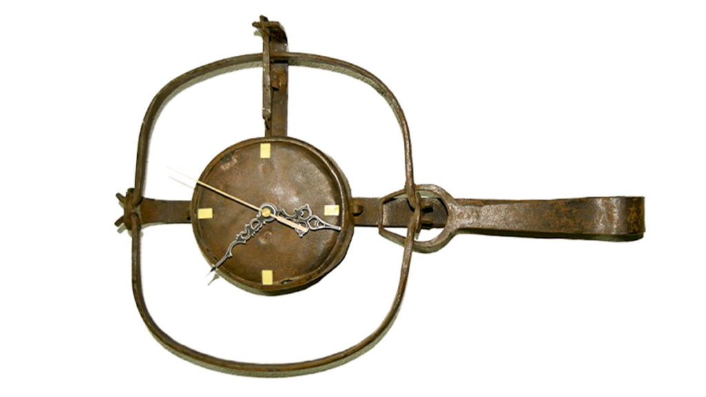 Reloj de pared fabricado con un antiguo cepo de caza.