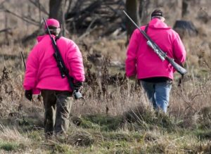 Legalizan el uso de prendas rosas para cazar en Illinois