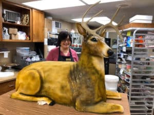 Crean una tarta con forma de ciervo a tamaño real para una boda entre cazadores